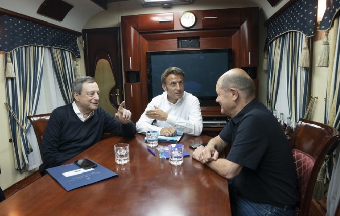 Френският президент Еманюел Макрон германският канцлер Олаф Шолц и министър председателят